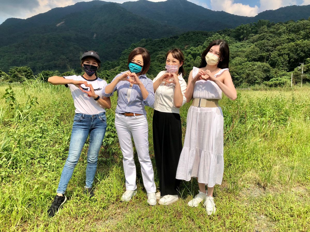 ▲郁方不捨屏東暴雨，親自南下做愛心，何如芸（右起）、郁方、于美人、佩甄。（圖／郁方提供）