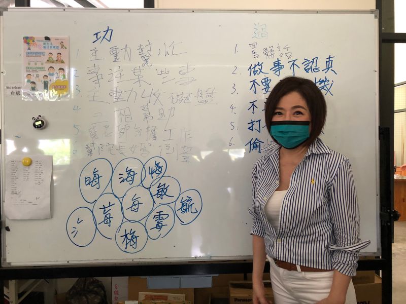 ▲于美人現場和小朋友玩「花心漢字字讀遊戲」。(圖/郁方提供)
