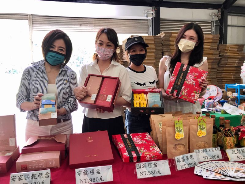▲何如芸(右起)、佩甄、郁方、于美人齊聚做愛心。(圖/郁方提供)