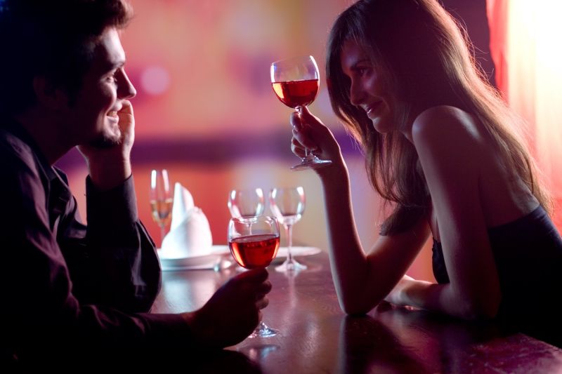 ▲在「視覺刺激」、近距離互動和酒精催化下,誰還在乎什麼男女之防啊?(圖/Shutterstock)