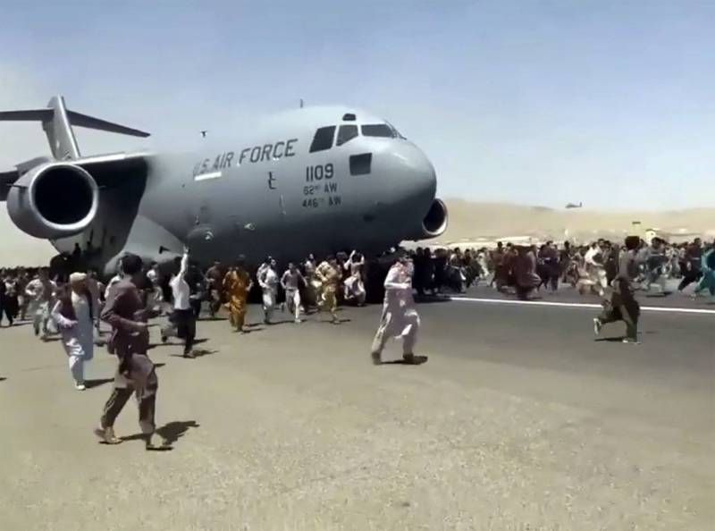 阿富汗民眾包圍緊抓不放！美軍C-17發現人類遺骸
