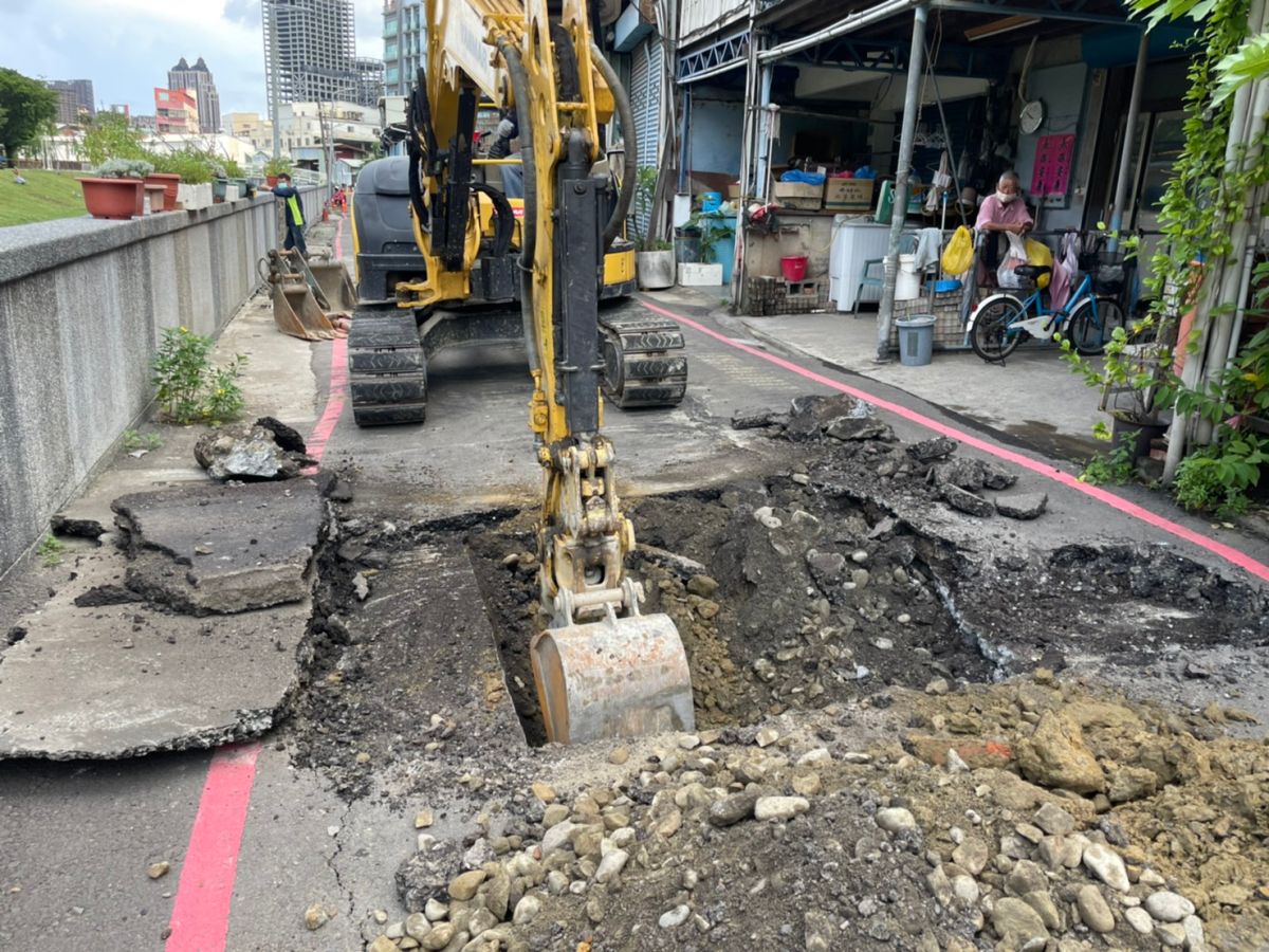 ▲高雄市三民區孝順街505巷道路下陷，高市水利局緊急搶修。（圖／高市府提供）

