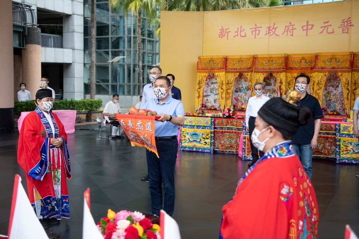 ▲新北市長侯友宜今日戴上「New Taipei New Normal新北新常態」口罩，為市府團隊及全體市民祈求後疫情時代能有更好的新常態生活。（圖／新北市政府提供）