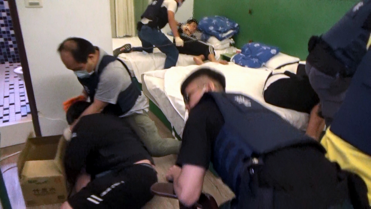 ▲屏東警方凌晨在恆春墾丁一家民宿，強勢破門攻堅查獲詐欺集團。（記者黃正忠翻攝, 2021.08.18）