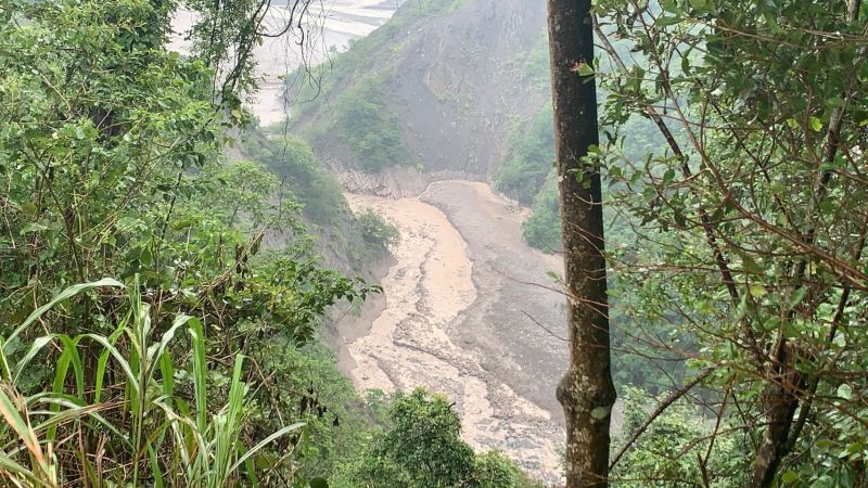 ▲明霸克露橋河道多次發生無預警土石流，導致搶通工程又回到原點。（圖／翻攝畫面）