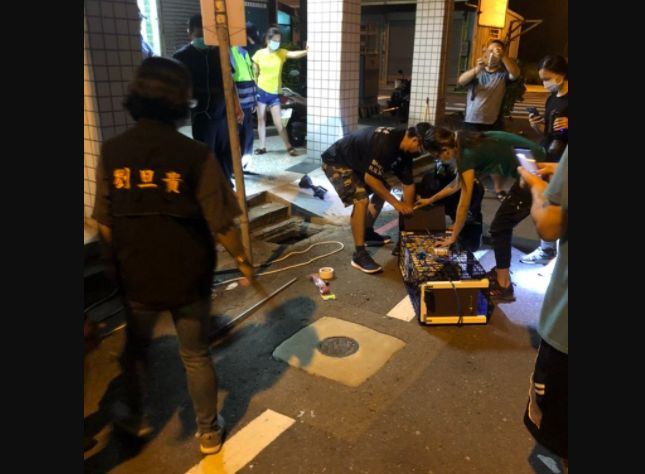 ▲新竹縣一名馴鱷師「沙西米」飼養的鱷魚「小鱷」日前逃家，在17日深夜在一處水溝蓋下發現蹤影。（圖/中央社）