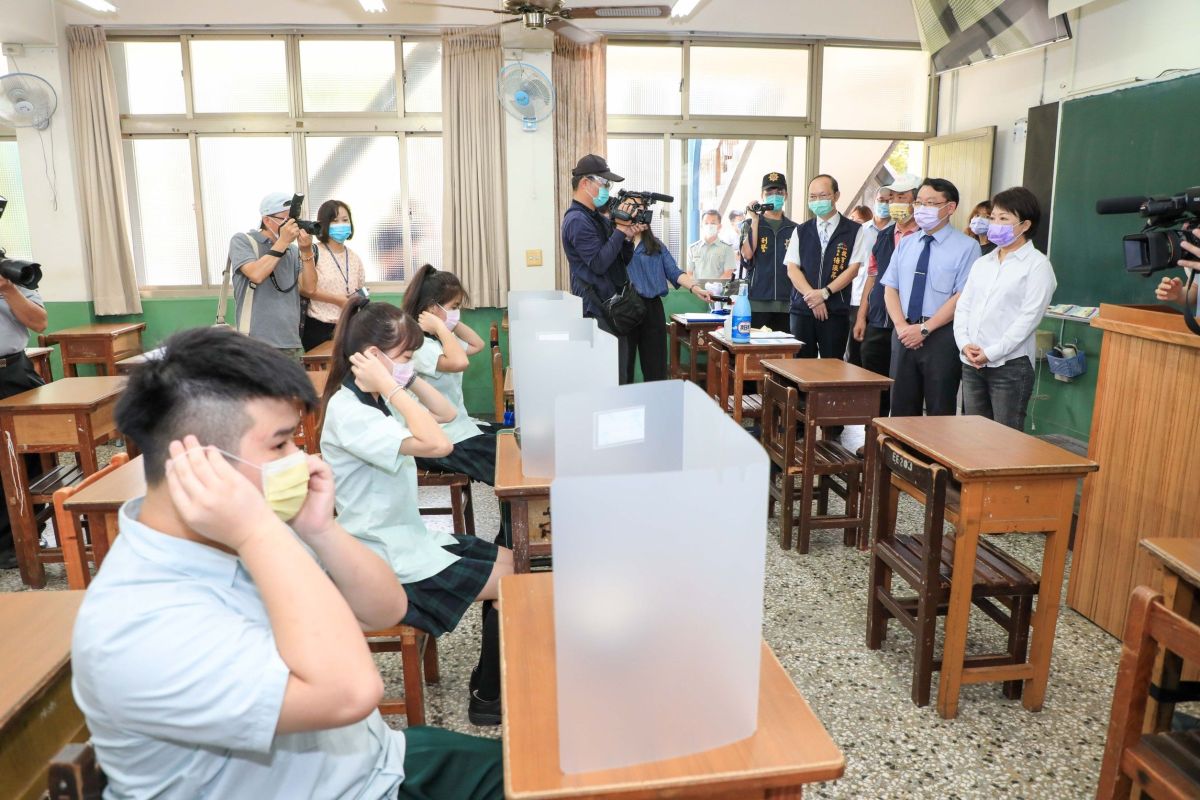 ▲市長盧秀燕表示，市府補助近4000萬元經費，採購午餐隔板、口罩、酒精、快篩試劑等必要物資(圖／市政府提供2021.8.18)