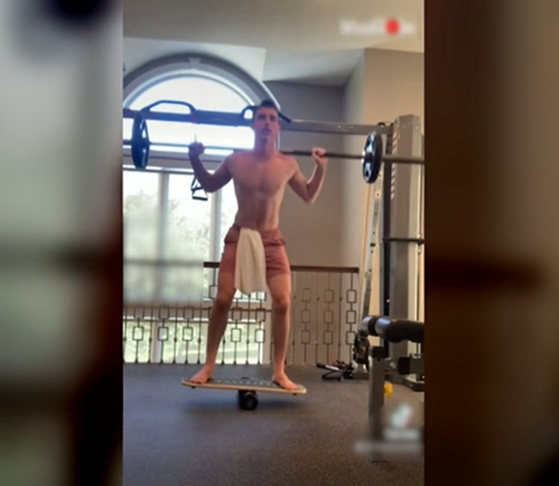 ▲奇怪的訓練方法？他在泳池仰臥起坐，打破正規重訓印象。（圖／AP美聯社&Jukin Media）