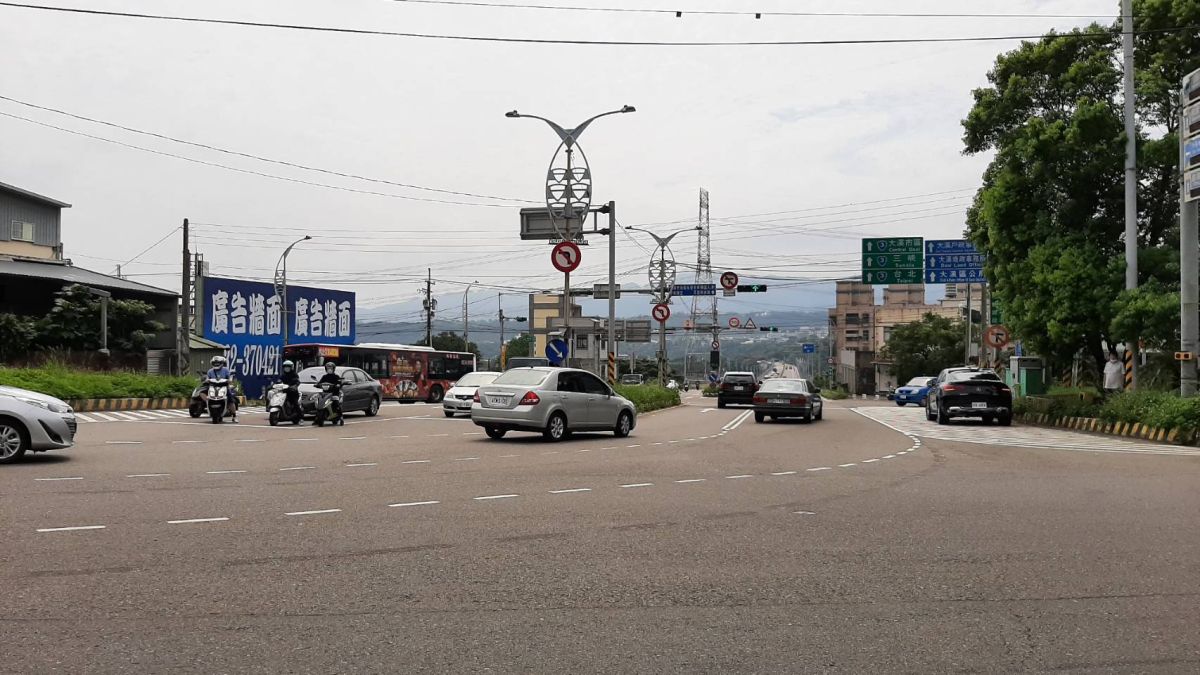 ▲大溪崎頂下坡段每遇強降雨就容易積水，趙正宇呼籲要改善排水，提升用路人安全。（圖／趙正宇服務處提供）