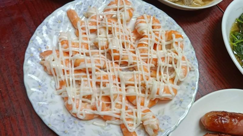 ▲女網友在蝦子上擠了一條條的美奶滋醬。（圖／翻攝家常菜臉書）