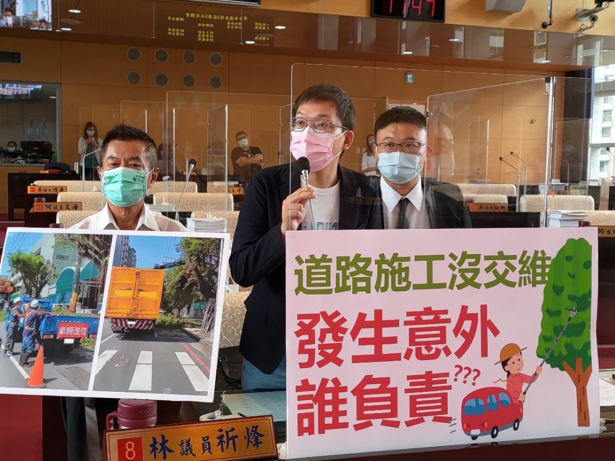 ▲議員質詢指出，市政府委外廠商交通維持計畫有申請不用執行，施工便宜行事(圖／柳榮俊攝2021.8.18)