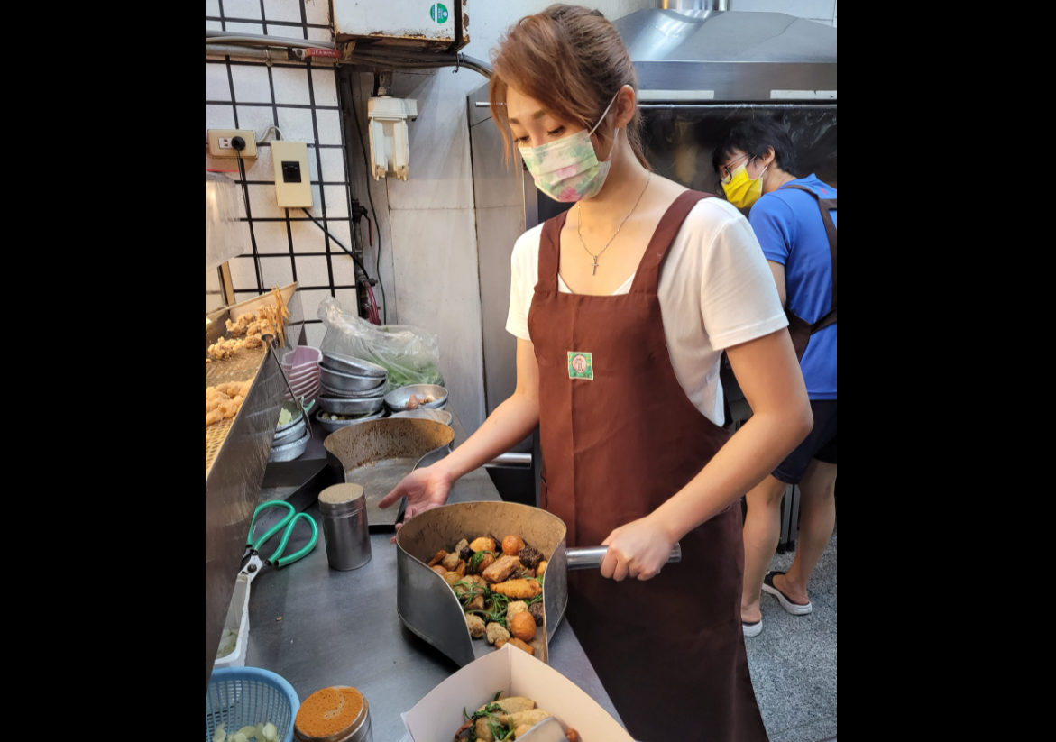 ▲家中經營鹹酥雞攤的女星張文綺，更透露目前蔬菜的成本價格，直呼「貴到不敢賣」。（圖／翻攝張文綺 Shiny臉書）