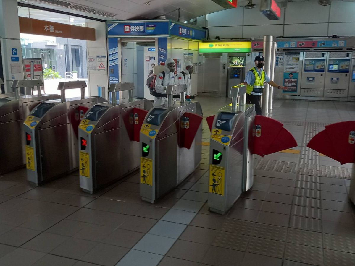 ▲北捷表示，每2小時會進行一次清消，陸軍化學兵也會協助清消捷運場站，請民眾安心搭乘。（圖／北捷提供）