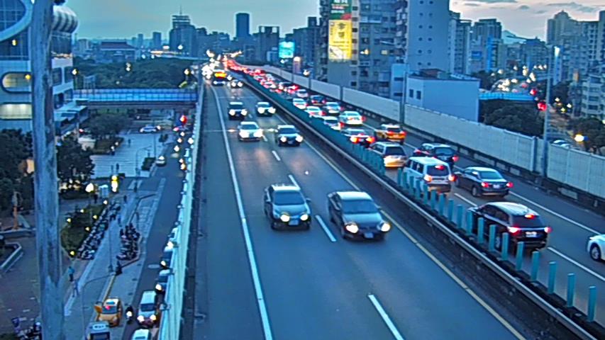 ▲有網友詢問，在台灣一定要買車嗎？結果大家一致點名，住在「台北」就不用。（示意圖／翻攝自台北市交管處即時影像）