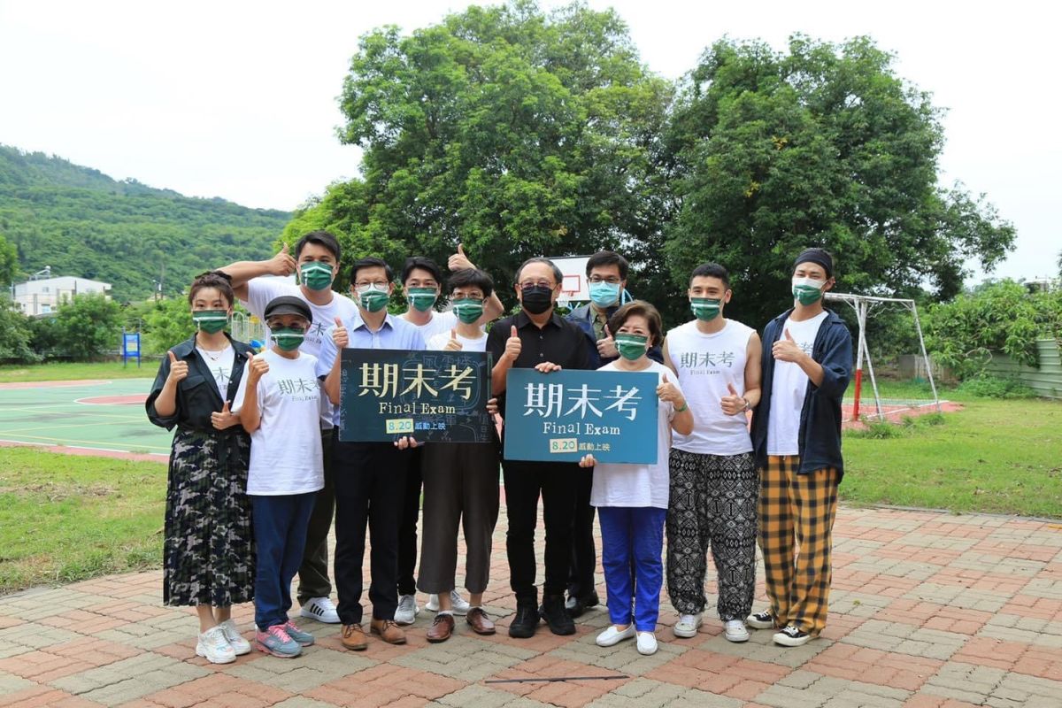 ▲電影《期末考》今天在高雄市阿蓮區阿蓮國小峰山分校舉行記者會，高雄市副市長史哲應邀出席，與導演郭珍弟、演員陳淑芳等人合影。（圖／截自史哲臉書）
