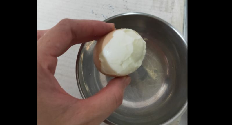 ▲有網友在家製作水煮蛋，起鍋一剝卻總是用的坑坑疤疤。（圖／翻攝家常菜臉書）