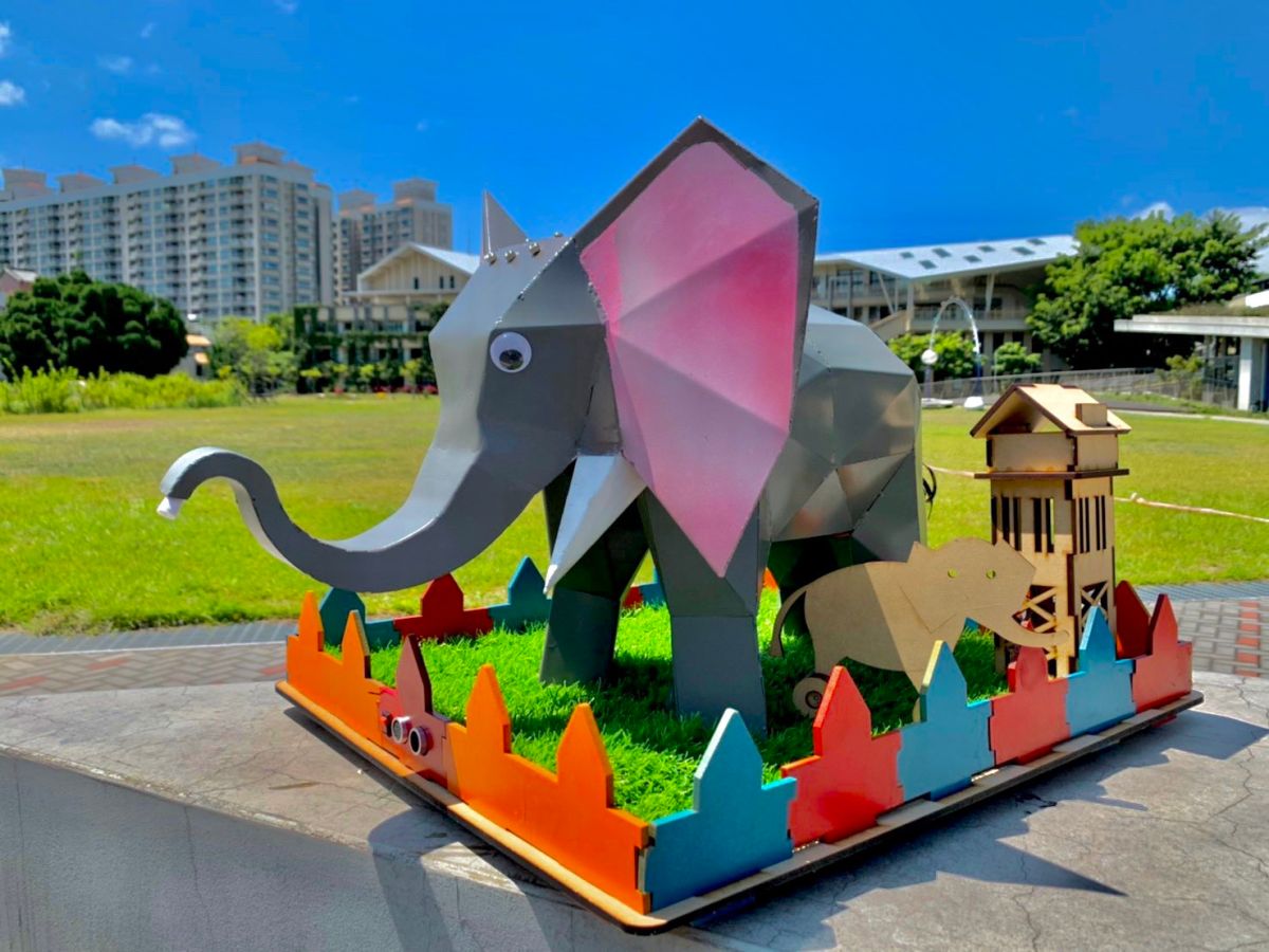 ▲三重商工板金科學生發揮巧思，設計一台大象造型的自動感應酒精機「萬象更新」，鼓勵學童從小就養成勤洗手的好習慣。（圖／新北市三重商工提供）