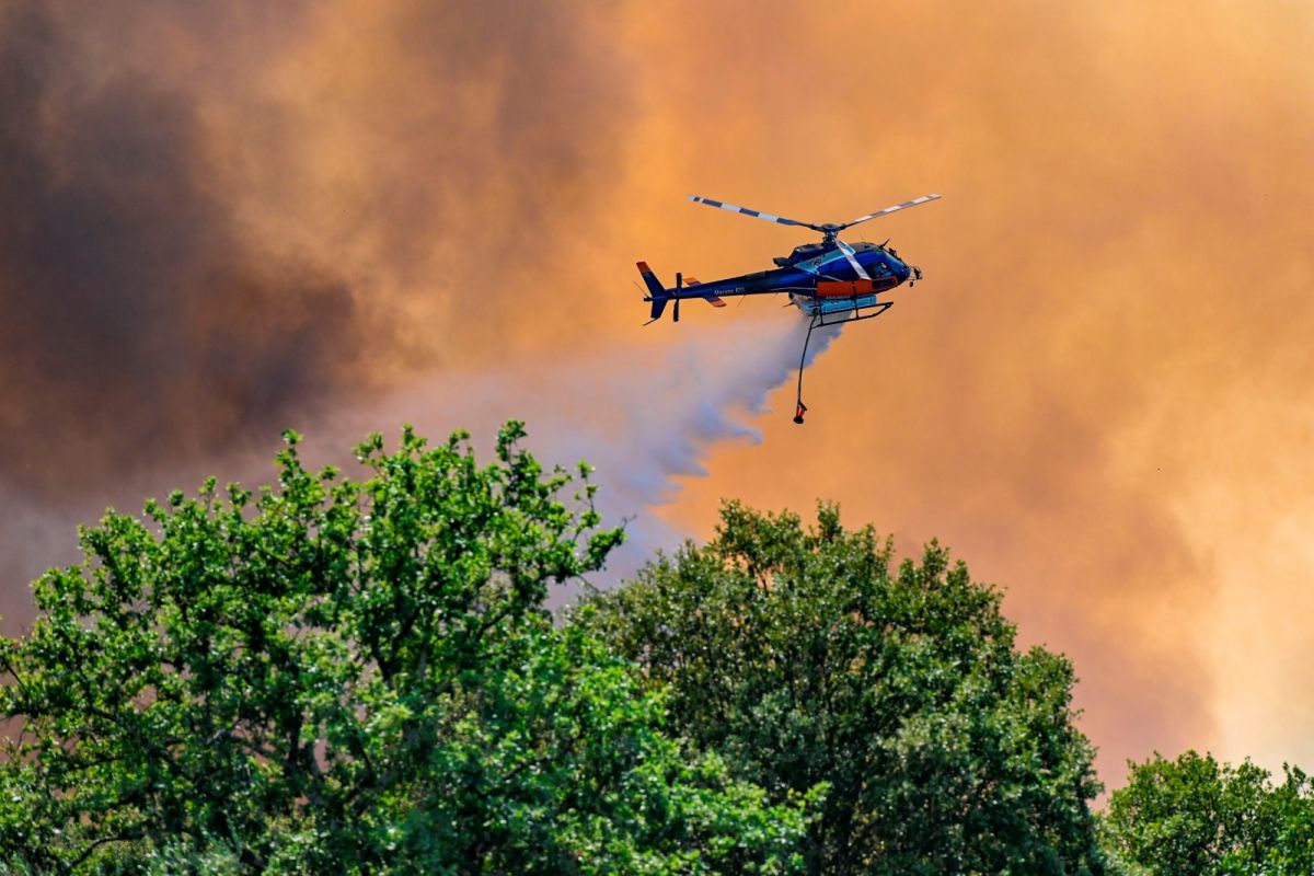 ▲法國南部海濱度假勝地聖托倍附近的野火持續延燒，上千名消防員仍難以控制這場法國今夏最嚴重野火火勢。（圖／美聯社／達志影像）