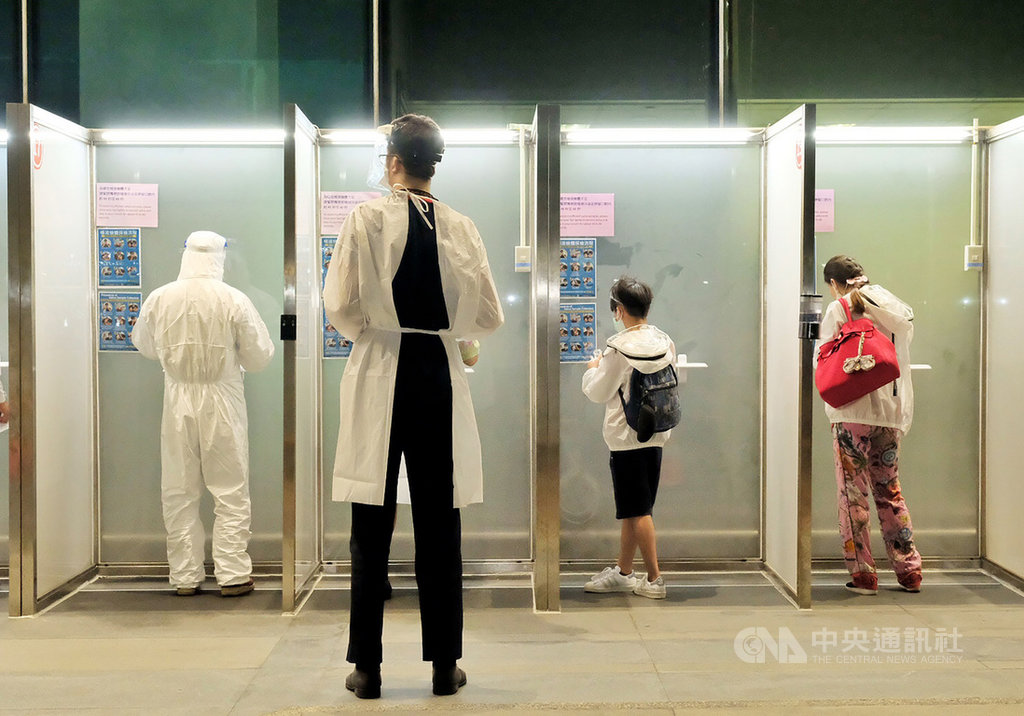 ▲台帛旅遊泡泡重啟後首架航班旅客18日返台，旅客走進入境大廳後，皆由專人引導經專屬通道前往北側客運候車區「旅遊泡泡專用採檢站」，進行深喉唾液檢驗。（圖/中央社）