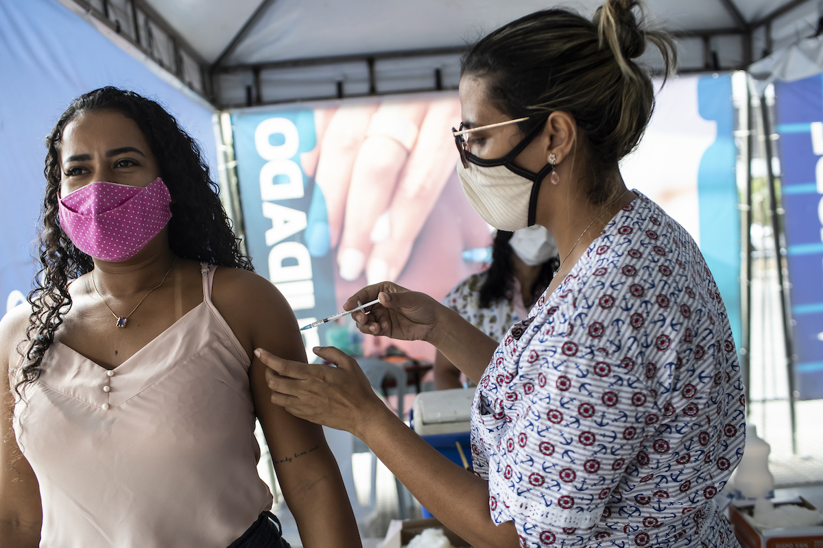 ▲巴西衛生部長奎洛加宣布，將施打COVID-19（2019冠狀病毒疾病）疫苗追加劑所需的最短期限，從5個月減為4個月。（圖／美聯社／達志影像）