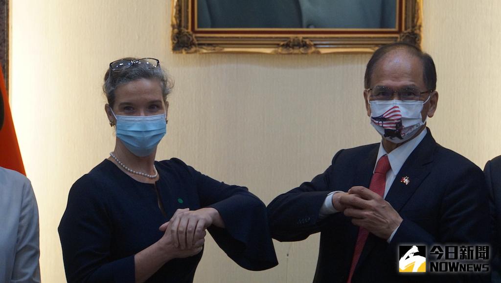 ▲美國在台協會(AIT)台北辦事處新任處長孫曉雅 (Sandra Oudkirk）（左）拜會立法院長游錫堃。（圖／記者呂炯昌攝.2021.08.19）