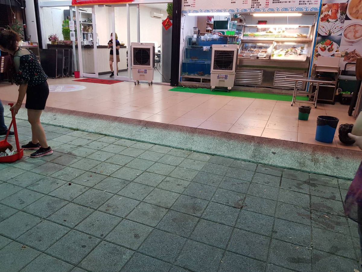 ▲警方確認店家確實有違反防疫規定，立即請店家停止讓顧客用餐。（圖／小港分局提供）