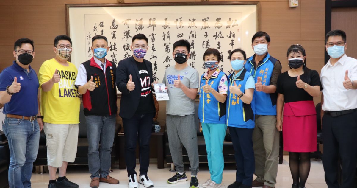 ▲爭取連任的國民黨主席江啟臣（左4）今日拜會彰化縣議長謝典霖（左5）爭取彰化謝家支持。（圖／江啟臣辦公室提供）