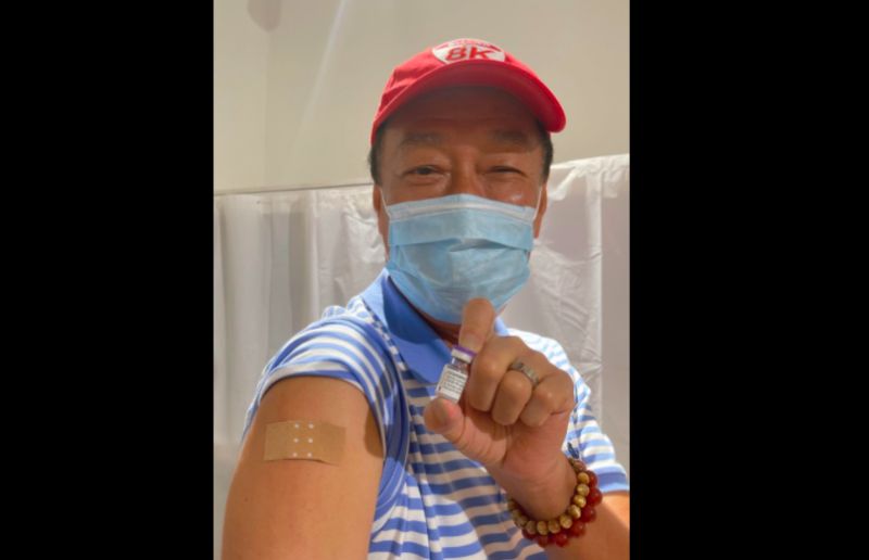 ▲鴻海集團創辦人郭台銘日前前往歐洲,帶家人施打疫苗外,也親自催貨BNT疫苗。(圖/翻攝郭台銘臉書)