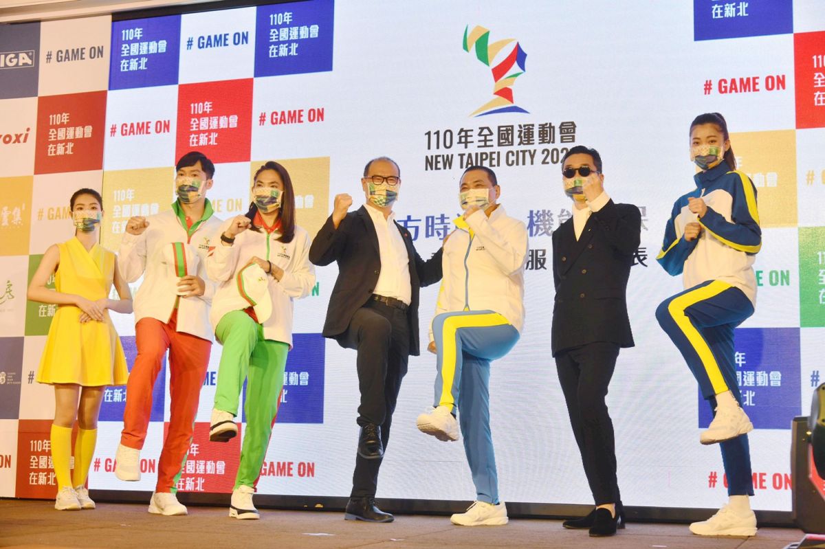 ▲新北市長侯友宜（左三）今日化身時尚模特兒，與奧運國手羅嘉翎（右一）、籃壇一姊錢薇娟（右三）走上伸展臺。（圖／新北市政府提供）