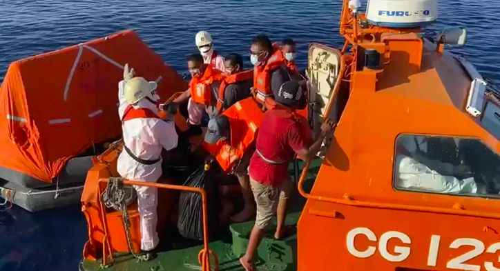 貨輪雲林外海進水傾斜　10外籍船員獲救送檢疫所