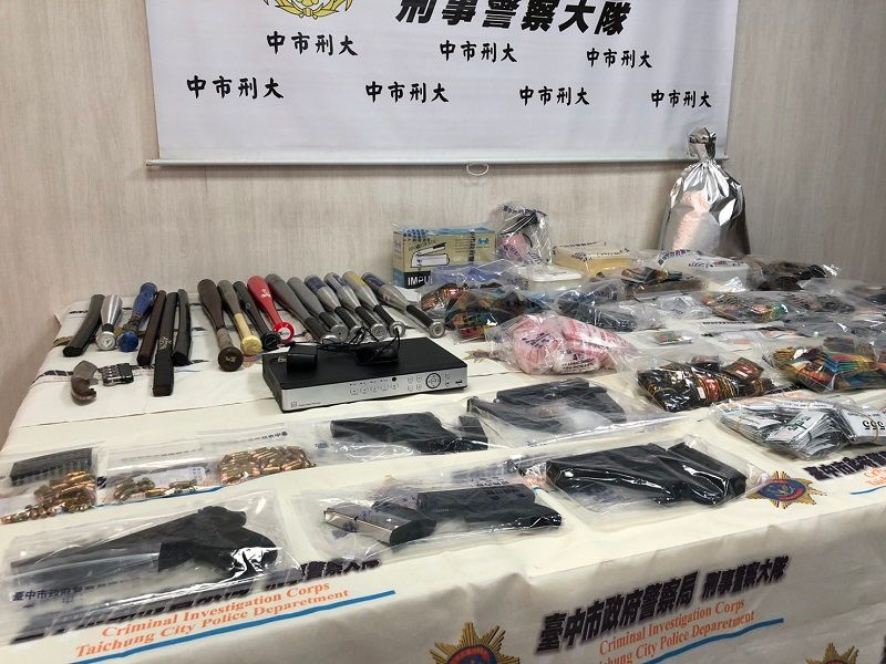 ▲台中市警局查扣大批毒品、各式毒品與武器(圖/記者鄧力軍攝)