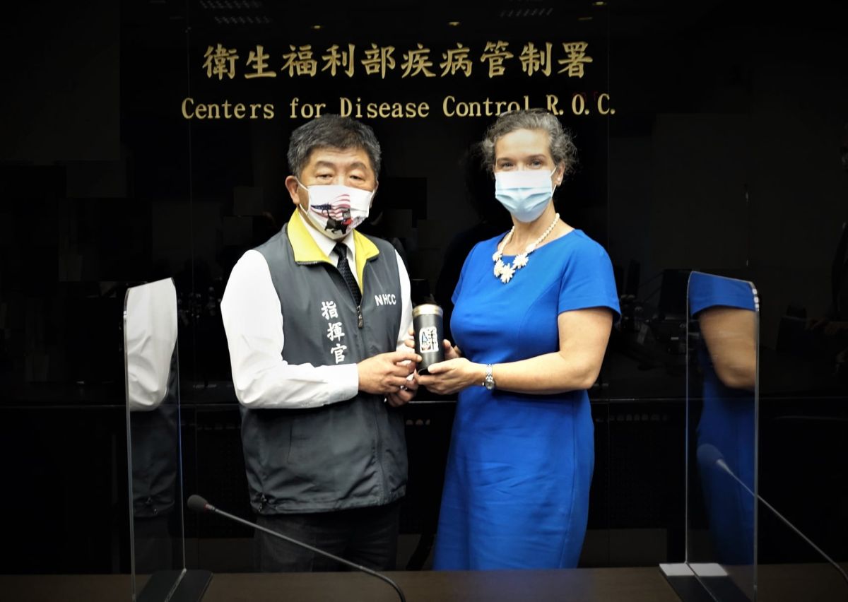 ▲AIT新任處長孫曉雅首度與衛生福利部長陳時中會面，討論美台公衛合作。（圖／AIT臉書）