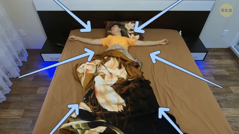▲呈「大字形」姿勢入睡,可以讓空氣在身體周圍循環,以降低體溫。(圖/亮生活YT)