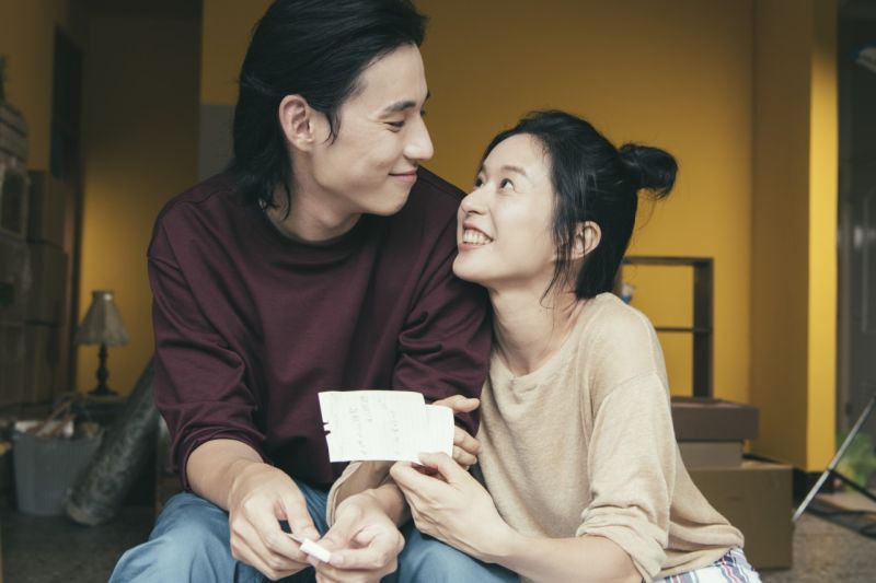 ▲廣告描繪一對剛嘗試同居的情侶,兩人分享自己的生活習慣,展露最真實的一面,巧妙傳達因為在乎,所以誠實的精隨。(圖/資料照片)