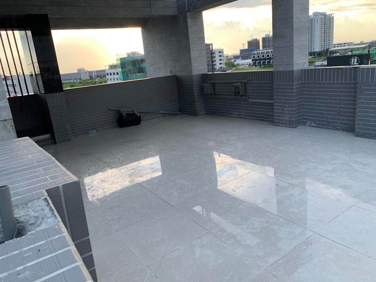 ▲網友家的頂樓鋪上磁磚，建商表示「雖然較貴但是升級」，但許多過來人卻不以為然。（圖／翻攝自《買房知識家（A你的Q）》臉書）