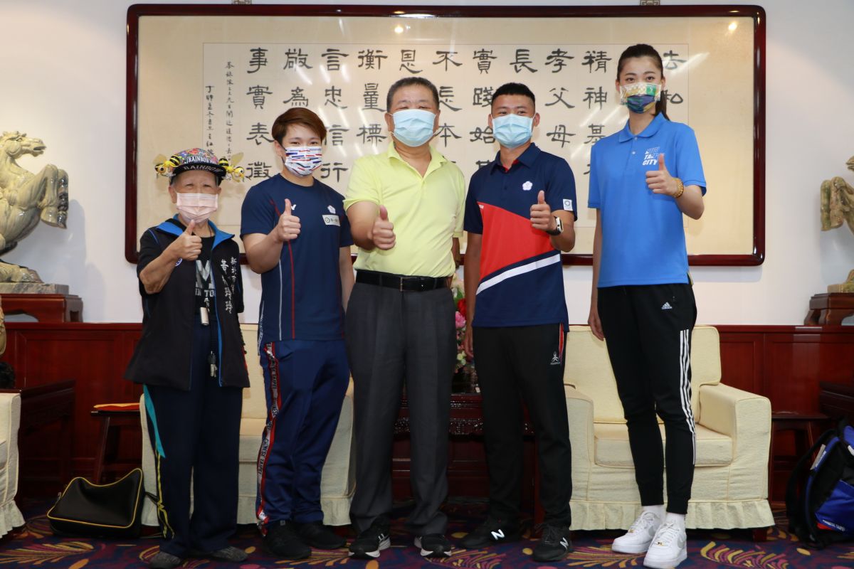 ▲新北市議長蔣根煌（中）、新北市議員黃林玲玲（左一）與東奧奪牌選手羅嘉翎（右一）、湯智鈞（右二）及陳玟卉（左二）合影。（圖／新北市議會提供）