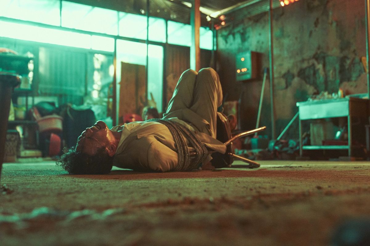 ▲黃晸珉電影裡被綑綁、貼膠帶，表示很痛。（圖／車庫娛樂）