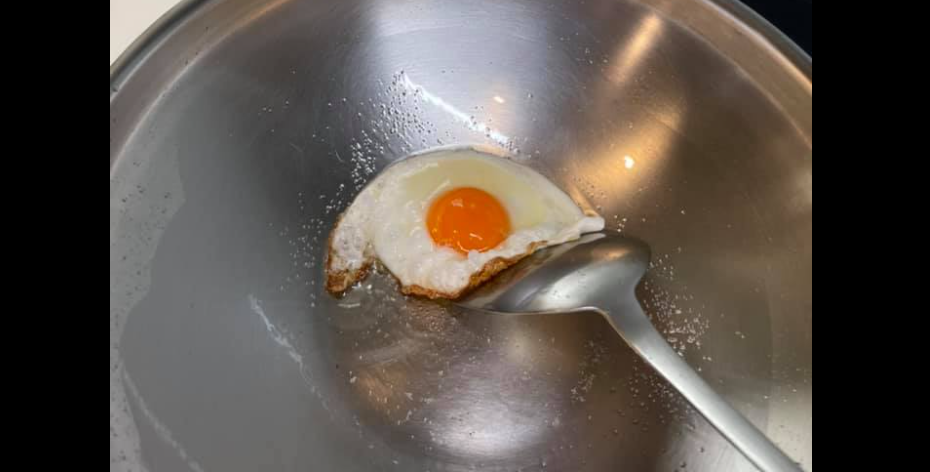 ▲「要怎樣才能最高限度的提升煎蛋的美味程度？」有內行人從特殊角度切入，直言「鍋子影響極大」。（圖／翻攝《家常菜》）