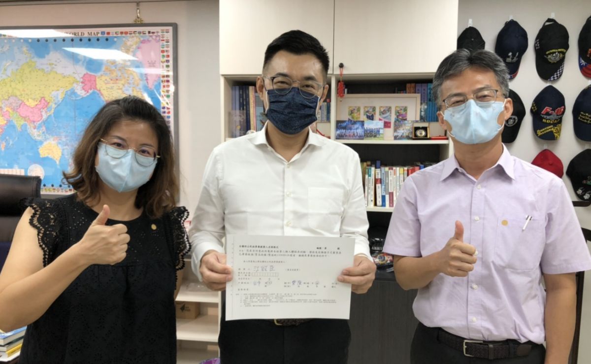 ▲撤銷高端EUA公投發起人醫師蘇偉碩（右1）、、高雄醫學大學生物醫學博士王文心（左1）今日拜會國民黨主席江啟臣（中）。（圖／江啟臣辦公室提供）