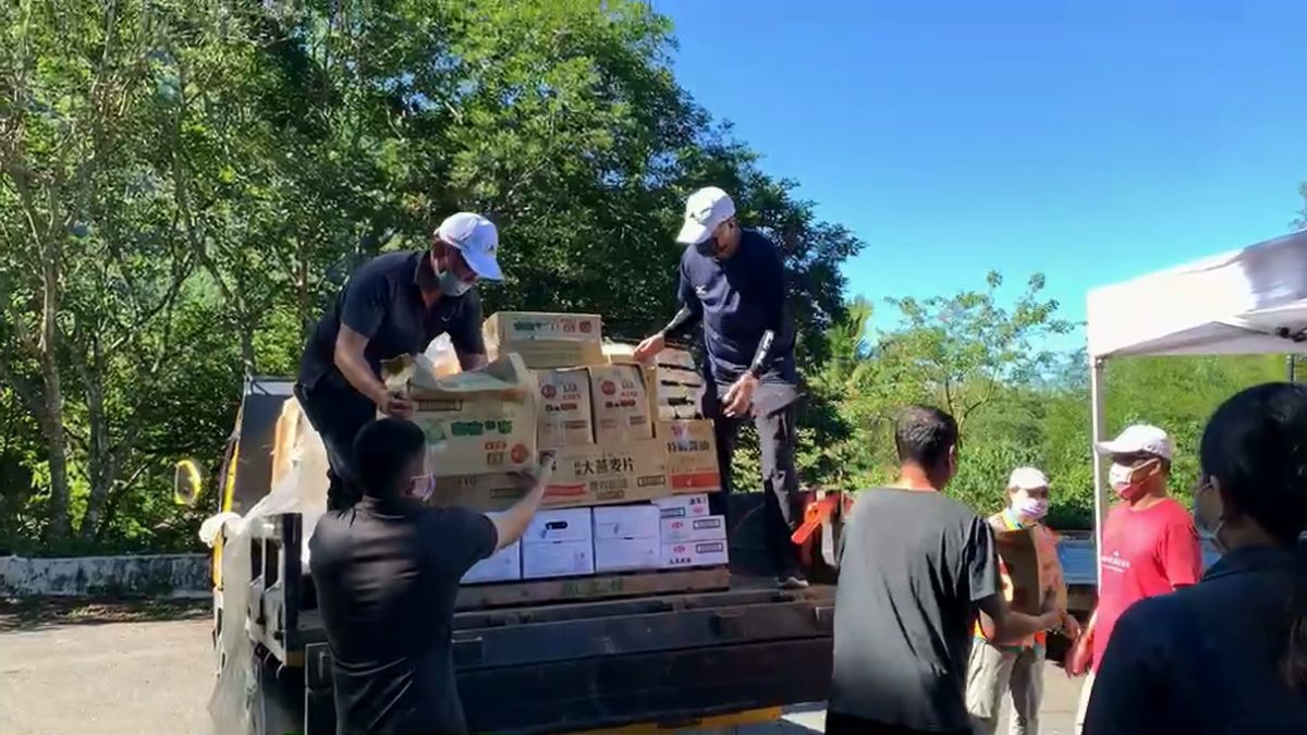 ▲公路總局與立委邱議瑩載送物資發送至三里。（圖／翻攝畫面）