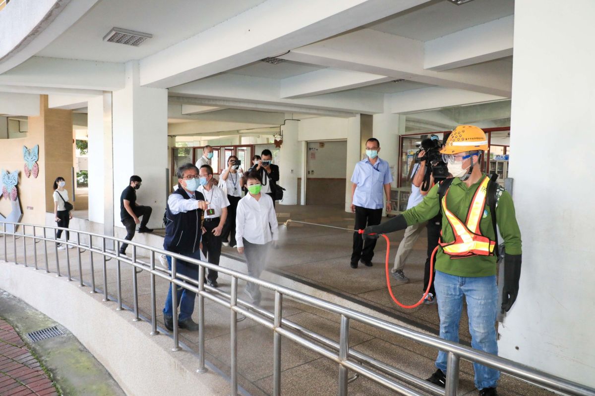 ▲市長盧秀燕前往長安國小視察校園環境清消(圖／市政府提供2021.8.20)