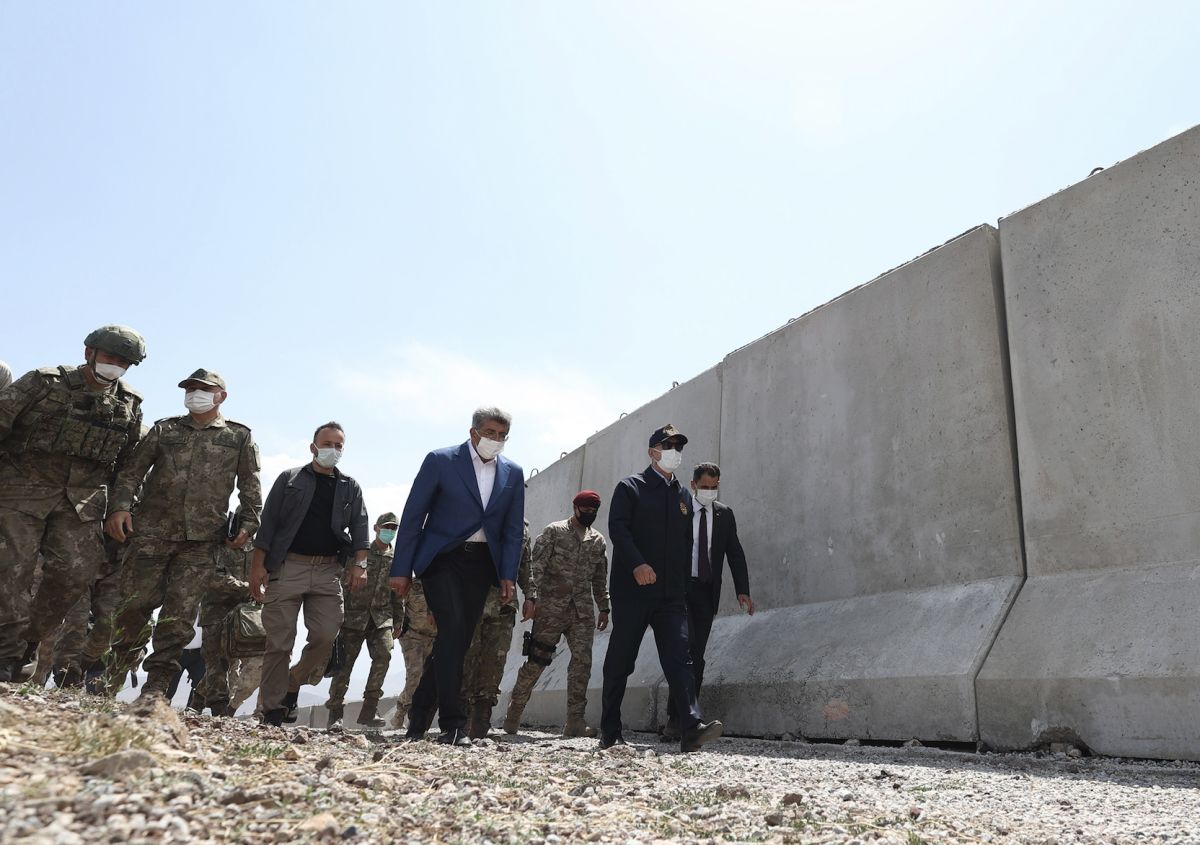 ▲土耳其國防部長巡視與伊朗邊界。（圖／美聯社）