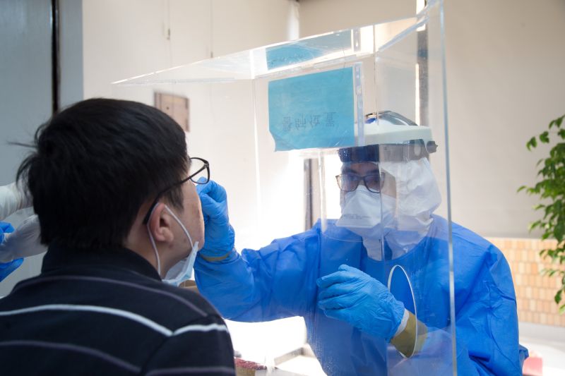 ▲三總醫護人員為台電員工實施PCR採檢。(圖／軍聞社提供)