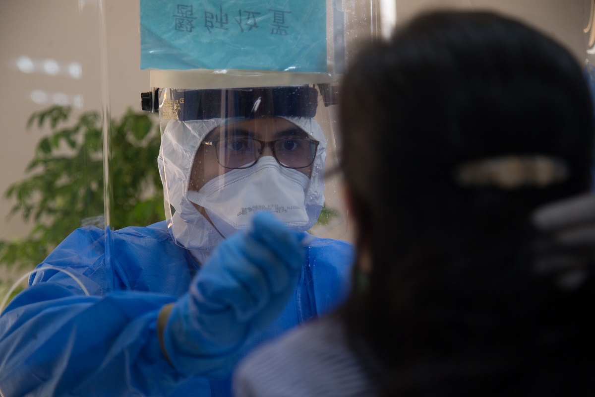 ▲教育部表示，各大學新生入學體驗可納入PCR或快篩。(圖／軍聞社提供)