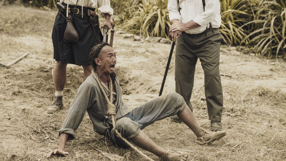 ▲吳慷仁（中）為麻繩拉扯戲做足準備，要對手演員法比歐放心表演。（圖／公視提供）