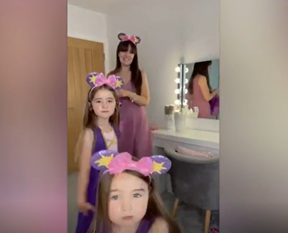 ▲母女裝能這樣穿！英國母親完美示範穿搭，風格具有特色。（圖／AP美聯社 & Caters News/Rhiannan Morgan）