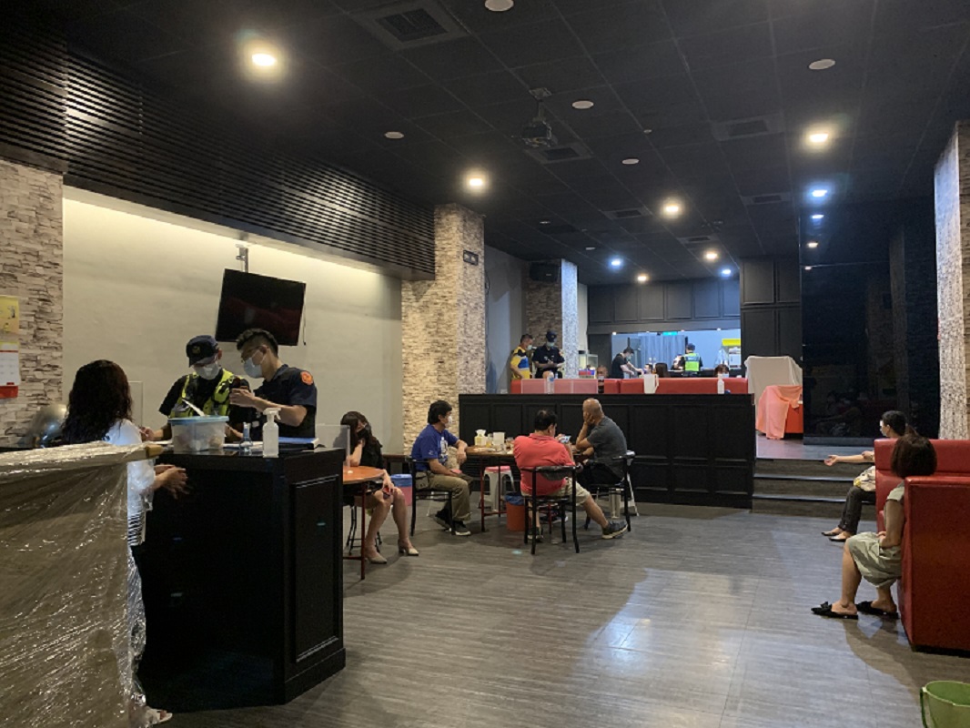 ▲台中市一家卡拉OK防疫期間擅自營業(圖/記者鄧力軍翻攝  )