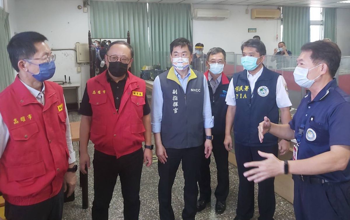 ▲高雄市副市長史哲(左2)與中央流行疫情指揮中心副指揮官陳宗彥(左3)到高雄港視察船員入境防疫動線。(圖／記者黃守作攝，2021.08.20)
