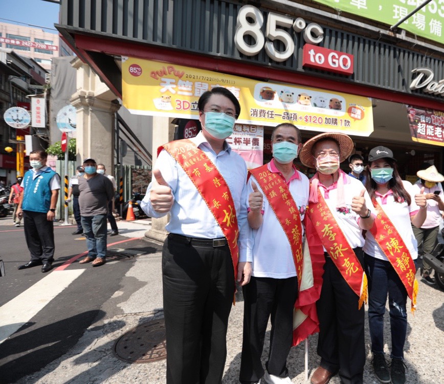 ▲基隆市長林右昌、基隆市議會議長蔡旺璉、文化局長陳靜萍等人，也在起點向宗親會隊伍致意。（圖／基隆市政府提供）