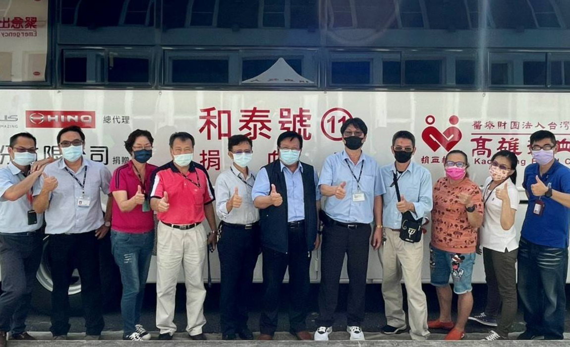 ▲台灣中油公司煉製事業部舉辦捐血活動，該事業部執行長徐漢(中)號召員工踴躍挽袖捐血，以紓解血荒。(圖／記者黃守作攝，2021.08.20)
